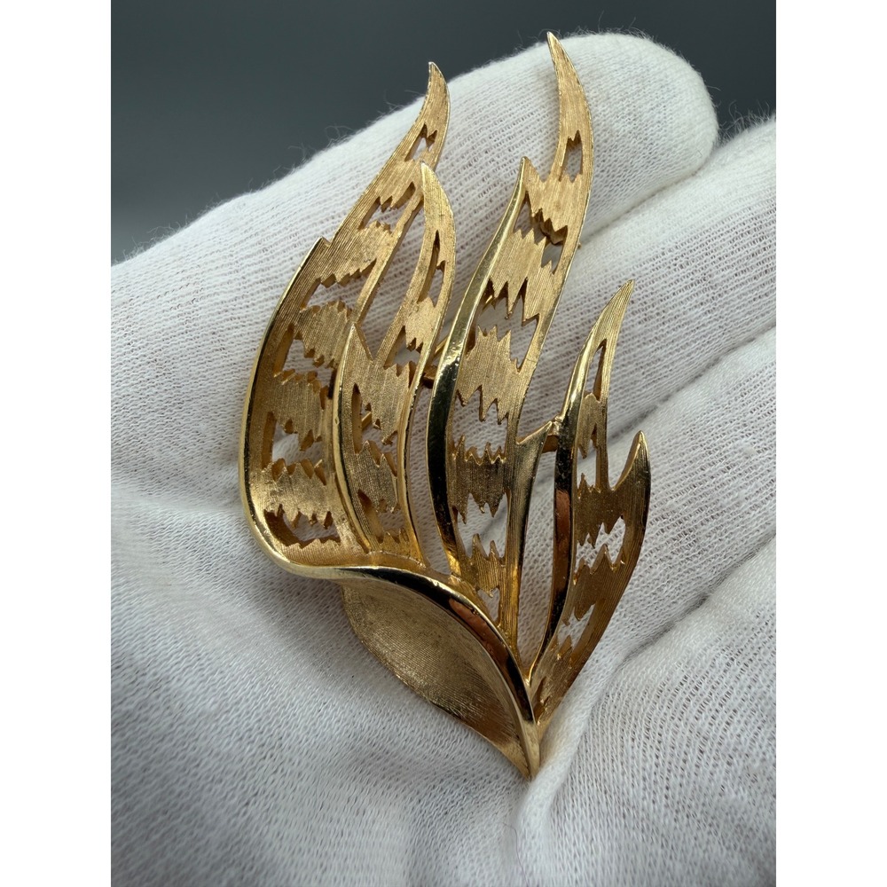 Vintage Trifari Gold‎ Tone Leaf Brooch Openwork Textured Modernist 3"#1030